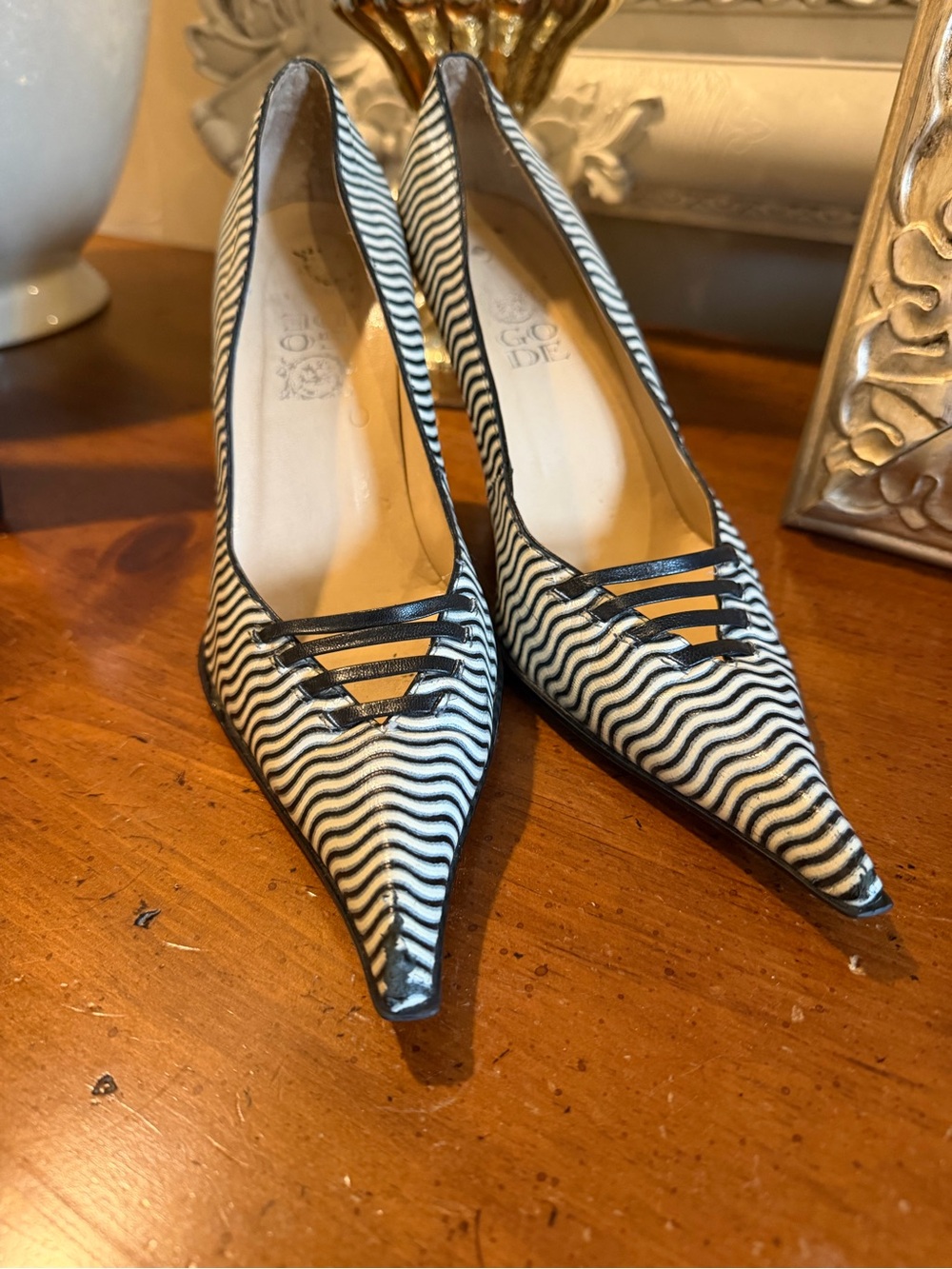 Pointed Black & White Wave Pattern Pumps